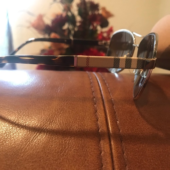 Burberry sunglasses - Picture 3 of 5